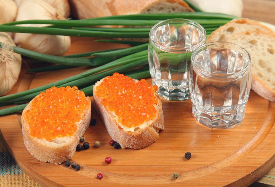Vodca com canapé de caviar, uma das bebidas típicas da Rússia