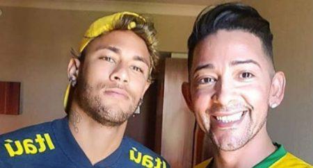 Neymar posou com Wagner Tenório, responsável por hidratar e colorir os fios