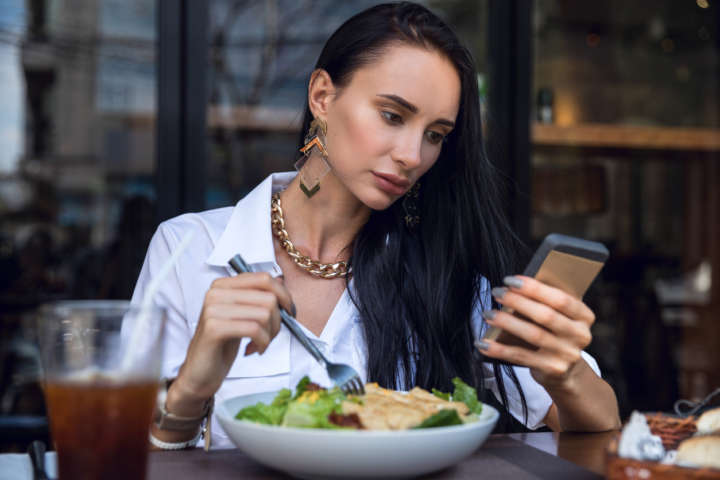 Uso de smartphone durante refeições pode aumentar ingestão de calorias