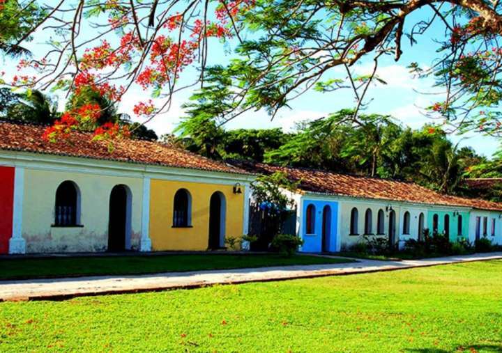 O casario colorido do Centro Histórico de Arraial D’Ajuda