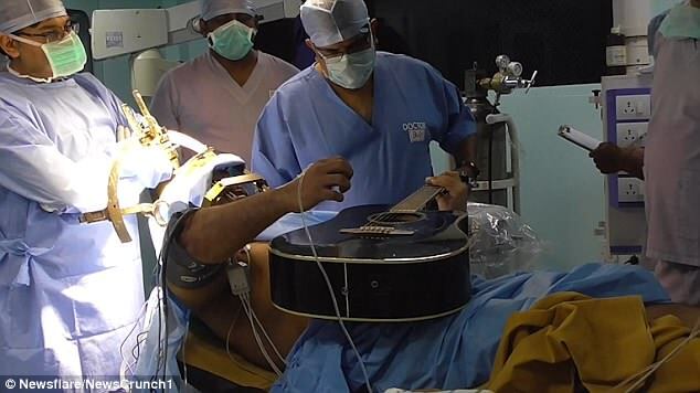 Taskin Ibna Ali tocou guitarra e mexeu no celular no meio de uma operação ao cérebro