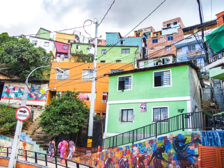 As casas coloridas e bem cuidadas chamam atenção de quem visita a comunidade