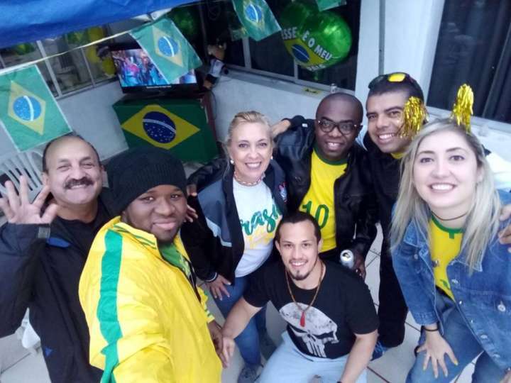 Refugiados torcem ao lado de brasileiros no primeiro jogo do país na Copa