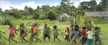 Crianças indígenas em uma comunidade quilombola