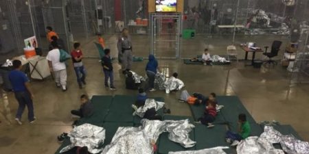 Centenas de crianças são mantidas em celas em um armazém no Texas (EUA)