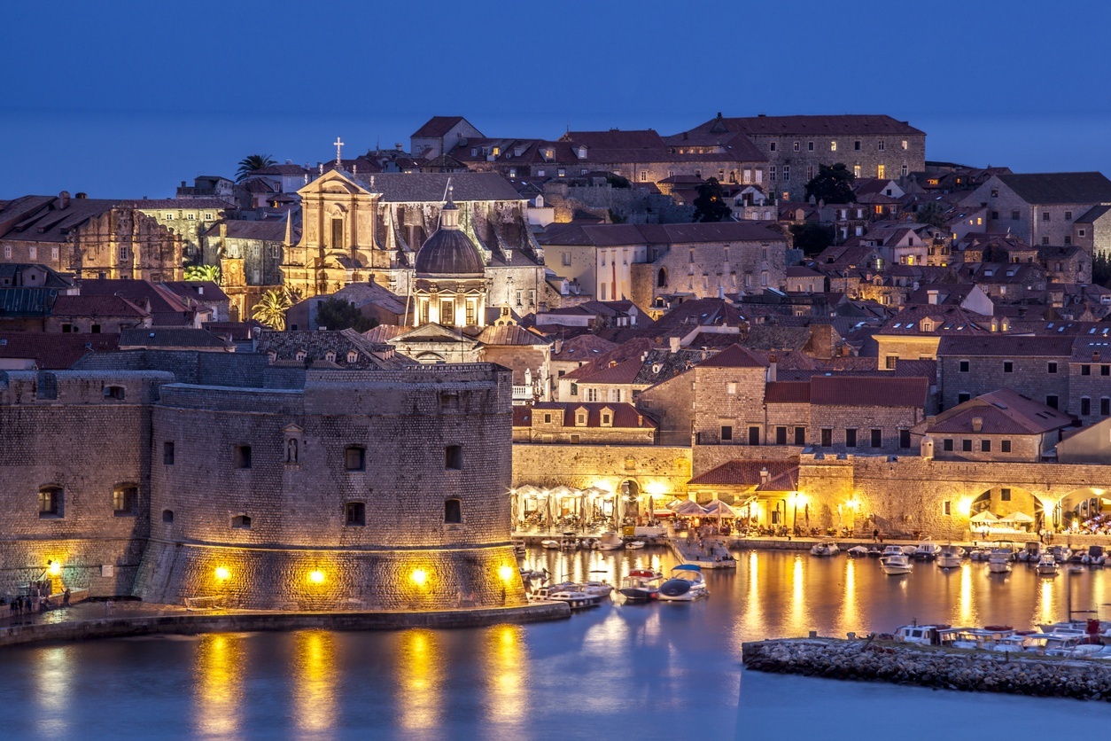 Vista do anoitecer em Dubrovnik, uma das cidades mais visitadas da Croácia