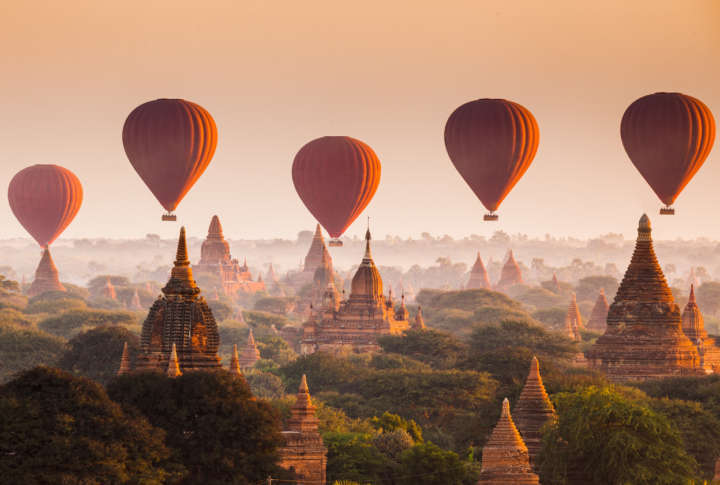 Fazer uma passeio de balão pelos templos da cidade de Bagan é um dos pontos altos da viagem a Myanmar