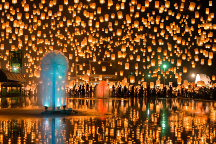 Conhecido como Loi Krathong, o Festival das Luzes acontece em várias cidades tailandesas simultaneamente