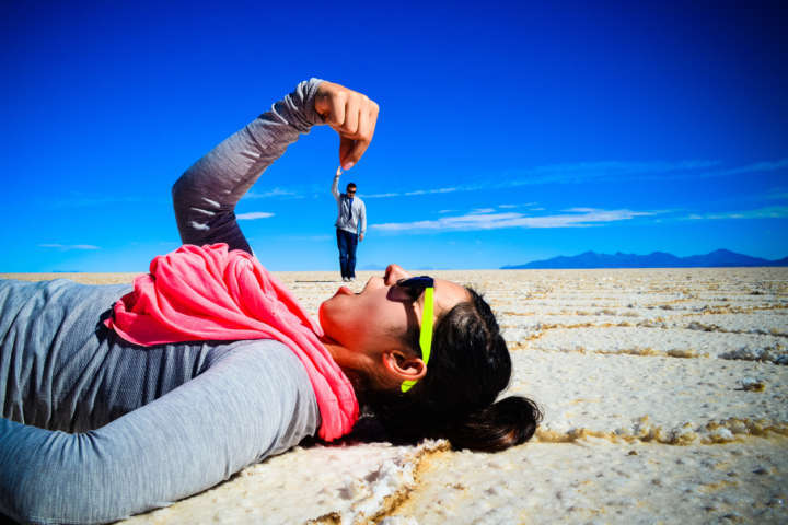 Salar de Uyuni, maior deserto de sal do planeta, é ideal para casais aventureiros