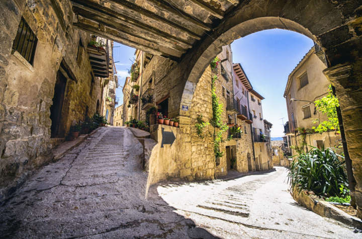 Ruas do vilarejo de Horta de Sant Joan, na província de Tarragona, na Espanha
