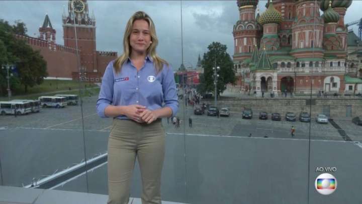 Fernanda Gentil no estúdio de vidro, com a Praça Vermelha ao fundo