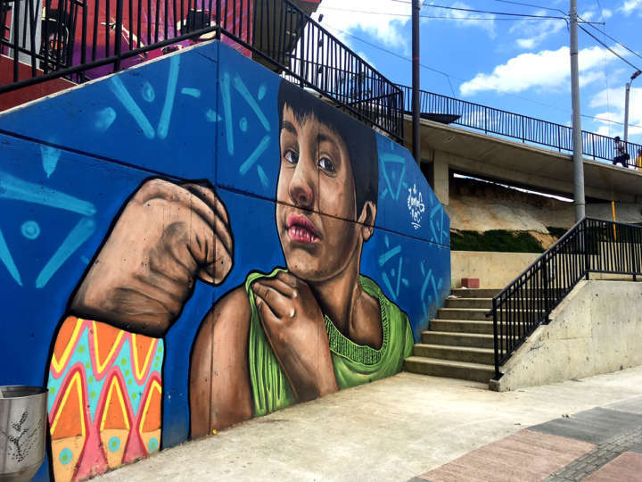 Uma das centenas de paredes grafitadas da comunidade
