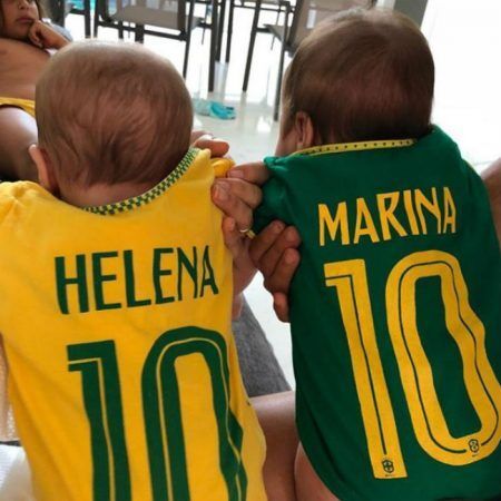 Helena e Marina, filhas de Ivete Sangalo, com roupinhas inspiradas na Seleção Brasileira