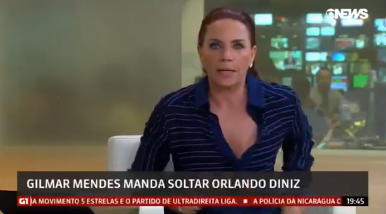 Jornalista da Globo News se assusta quando seu celular começa a tocar ao vivo