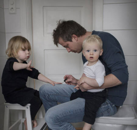 Numa série batizada de "Swedish Dads", o fotógrafo Johan Bävman decidiu retratar a vida destes pais que assumiram a tarefa de criar os filhos.