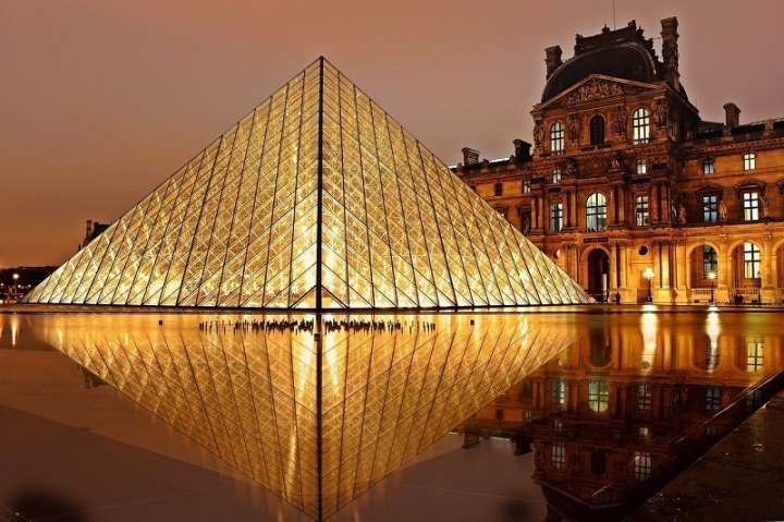 A Pirâmide de Vidro do Louvre, em Paris