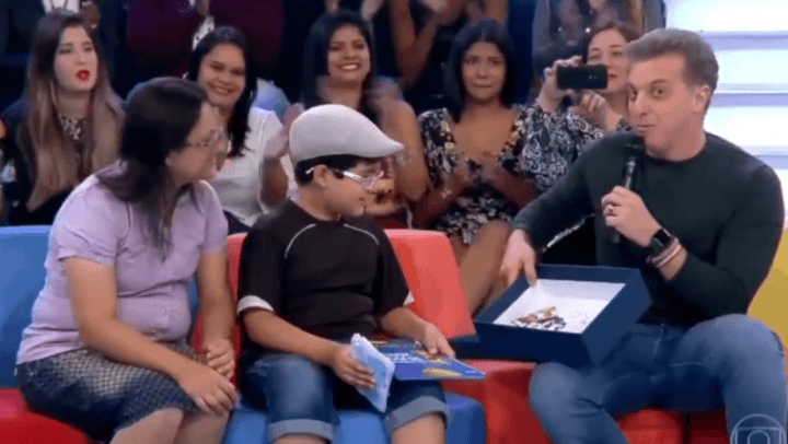 Luciano Huck fez uma homenagem ao menino no programa deste sábado, 23