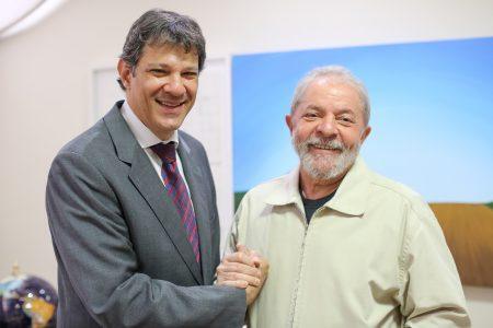 O ex-presidente Luiz Inácio Lula da Silva junto com o ex-prefeito de São Paulo, Fernando Hadaad (PT-SP), no Instituto Lula