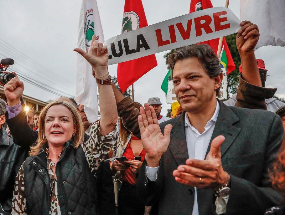 Gleisi Hoffmann e Fernando Haddad visitam o presidente Lula na sede da Superintendência da Polícia Federal nesta quinta-feira (17) e, em seguida, concedem entrevista coletiva na Vigília Lula Livre. FOTOS: Ricardo Stuckert