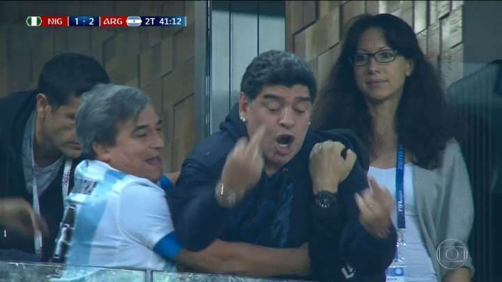 Maradona mostra o dedo meio após segundo gol da Argentina contra a Nigéria