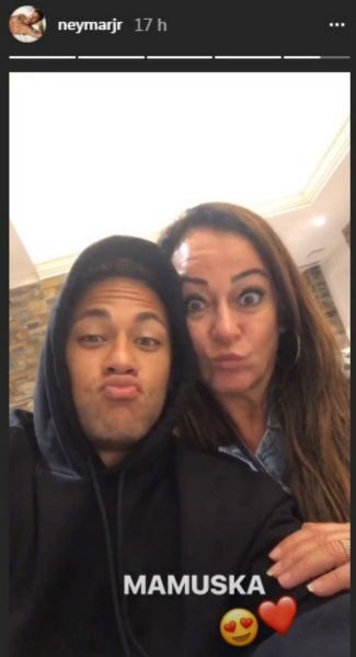 Neymar com a mãe, Nadine, após cortar o cabelo