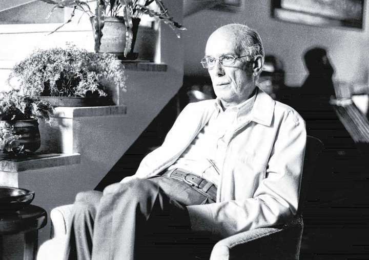Antonio Candido sentado em uma poltrona