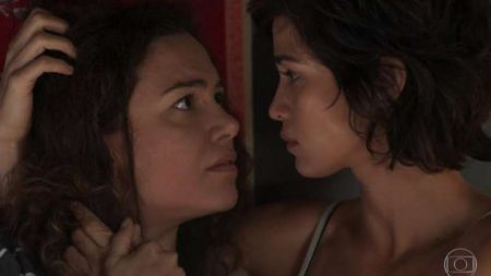 Selma (Carol Fazu) e Maura (Nanda Costa) em “Segundo Sol”