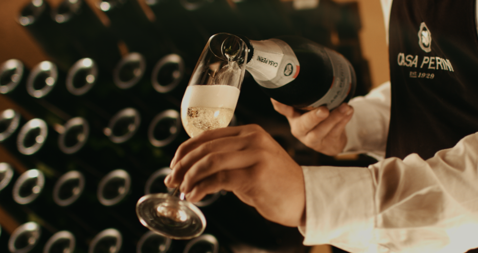 O espumante brasileiro Casa Perini Moscatel, da vinícola Perini, foi escolhido como o quinto melhor vinho do mundo pela Associação Mundial de Jornalistas e Escritores de Vinhos e Destilados (WAWWJ).