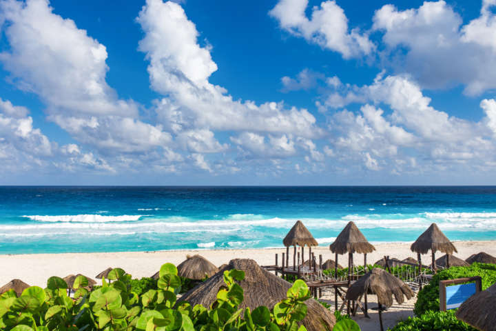 Cancún possui praias de areias brancas e mar com diferentes tons de azul