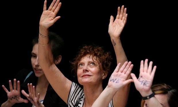 A atriz Susan Sarandon e outras ativistas são presas nos EUA