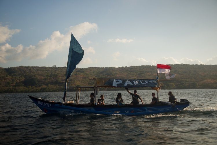 O projeto dos vídeos de transformadores começou como iniciativa contra o lixo plástico no litoral da Indonésia
