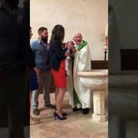 Padre agride bebê e causa polêmica