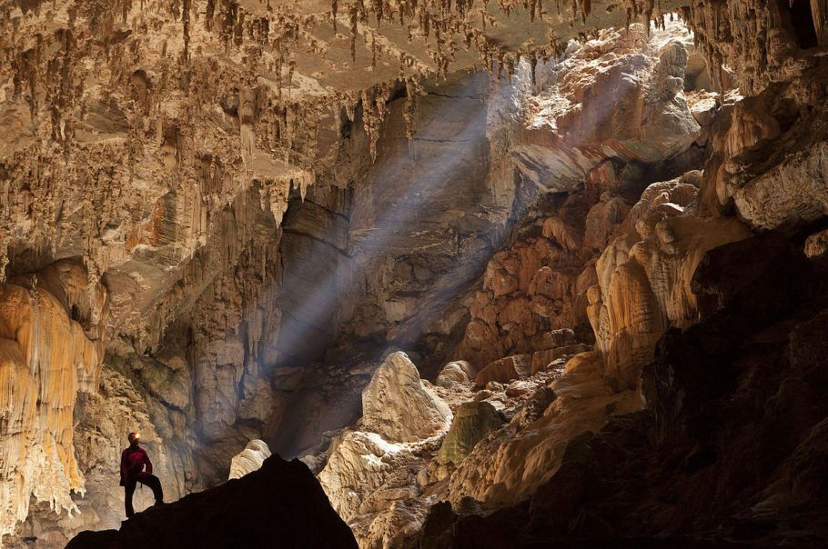 Espeleólogo observa claraboia no interior da Caverna Terra Ronca