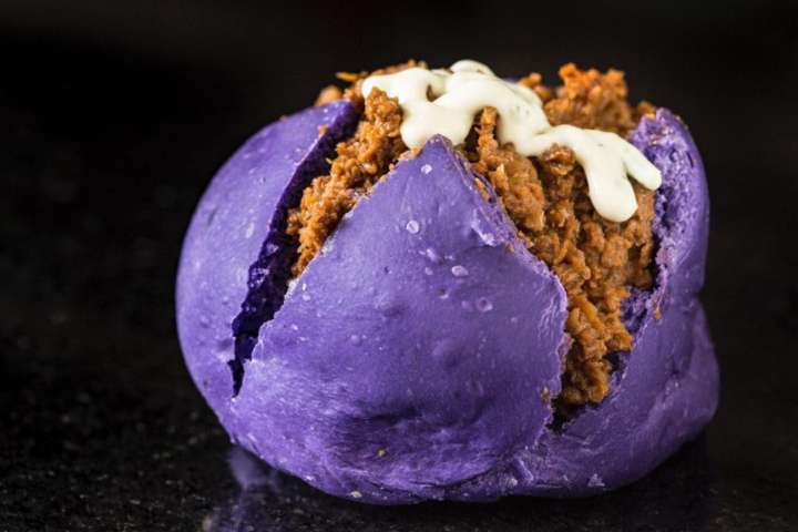 Vulcano (pão de cebola roxa, carne moída de soja e maionese vegana), R$ 25