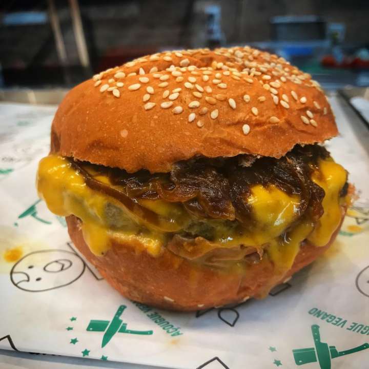 Mr. Vegan Melt (hambúrguer de shitake, molho acebolado no shoyu, cheddar vegano num pão especialmente preparado pela casa), R$ 25