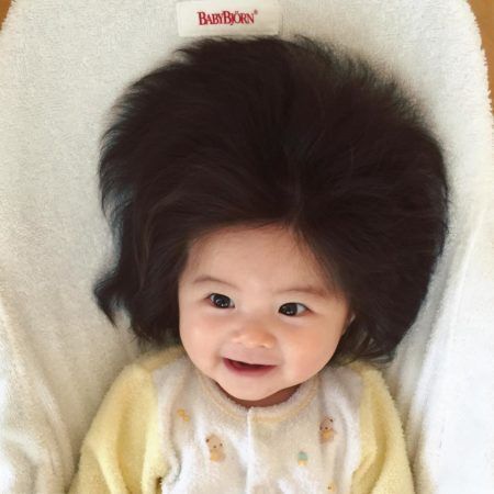 Menininha japonesa ganhou comparações com o bebê cabeludo
