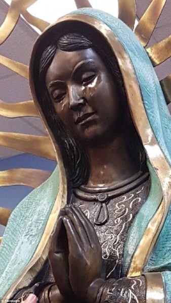 Estátua da Virgem Maria “chora azeite de oliva” em igreja do Novo México, nos EUA