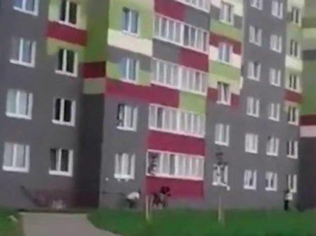Criança cai de 7º e é amparada por vizinhos na Bielorrússia