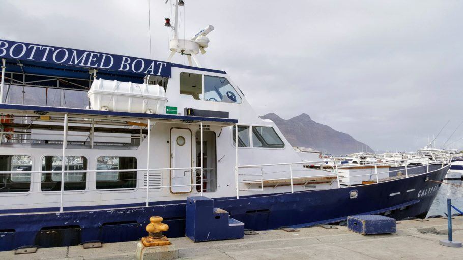 o Hout Bay recebe muitos turistas devido a alta concentração de barcos ancorados onde alguns deles fazem passeios para a ilha das focas