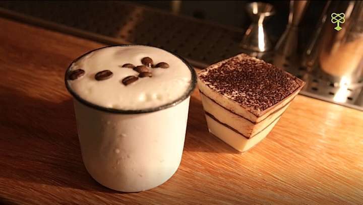 Enjoy in Tiramissu, versão alcoólica do doce italiano que vai rum, vermouth tinto, xarope de tiramisù e espuma de baunilha