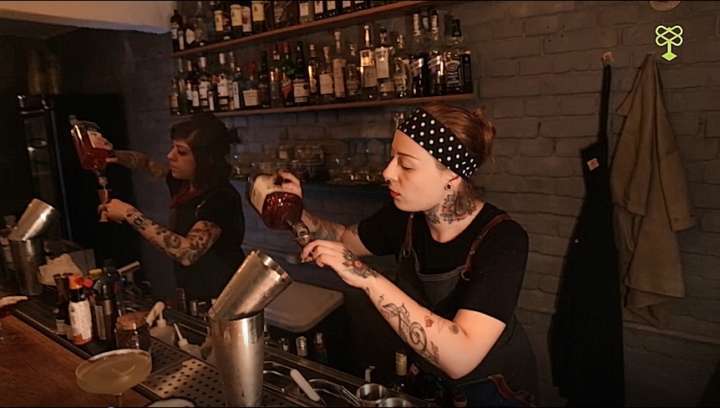 A bartender Stephanie Marinkovic é a responsável pela criação dos drinks do Espaço 13
