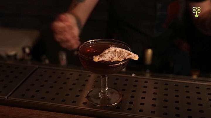 O sambista Adoniran Barbosa também recebe sua homenagem com uma versão do hanky pank, que vai gin, vermouth rosso e amaro Brasilberg