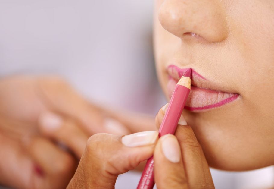 Na hora de contornar os lábios, fique atento para escolher um lápis de cor semelhante à do batom