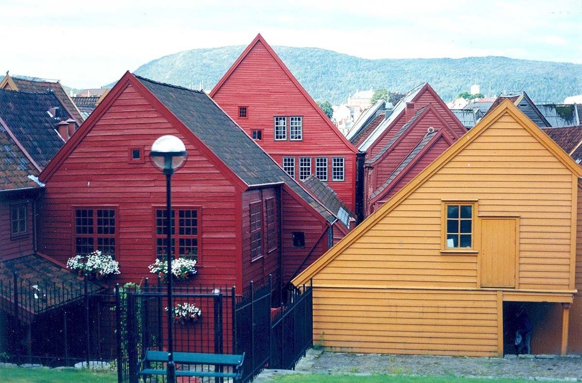 Margeiam o porto de Bergen as casas de madeira do século 17