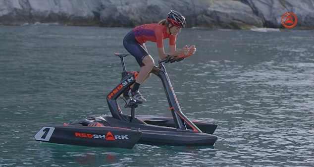 A bicicleta aquática é uma adaptação de um veleiro do tipo trimarã