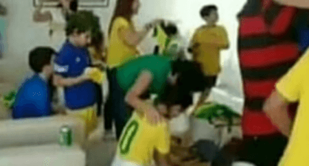 Bruna Marquezine apareceu ajoelhada após o gol de Neymar