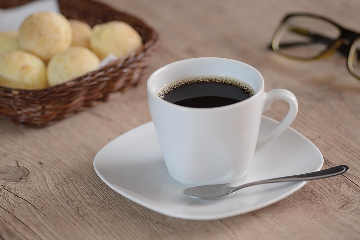 O café produz ácidos que podem danificar as paredes do estômago