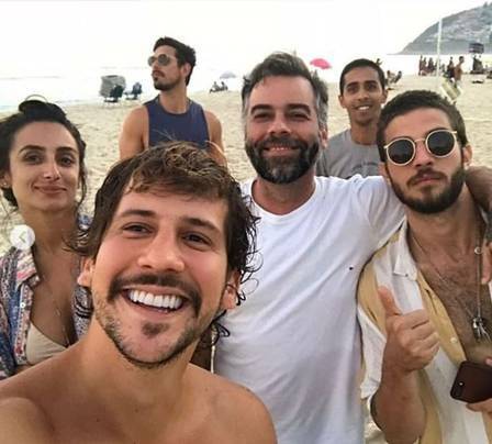 Camila Lucciola e Chay Suede com amigos na praia
