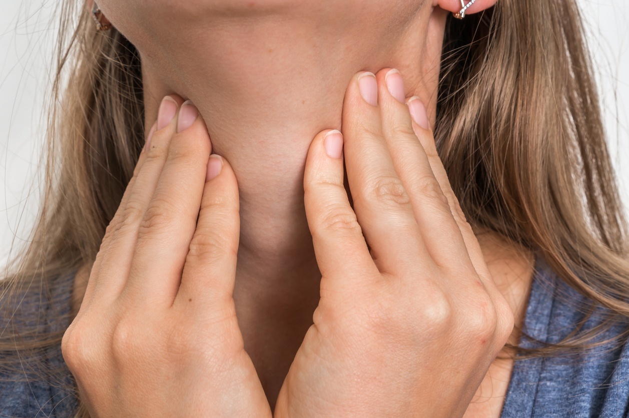 Os sinais do câncer de cabeça e pescoço podem incluir o aparecimento de nódulo e dor na garganta