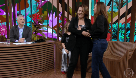 Roupa de Fernanda Souza cai em programa da Globo